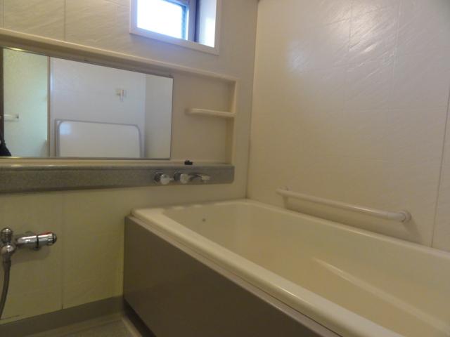 Bathroom. There is a small window happy in the bathroom ☆