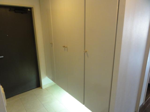Entrance. Spotlight on feet ☆