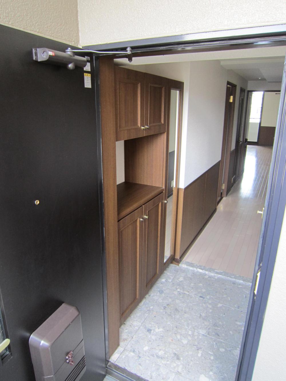 Entrance. Large capacity of the shoe box with a mirror