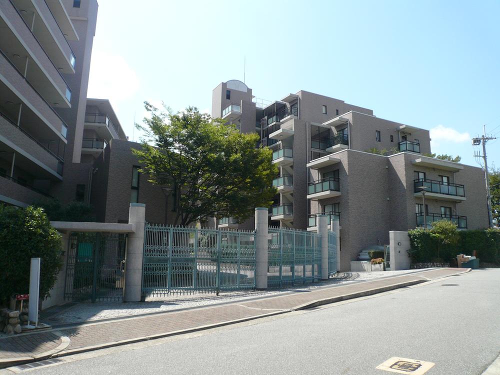Local appearance photo. Location blessed with south-facing light. Front road is also widely, It is neat streets.