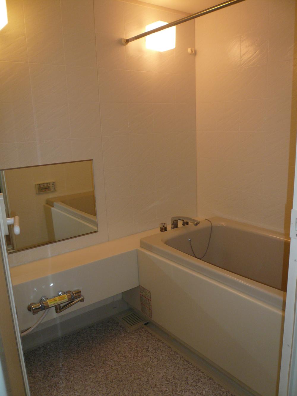 Bathroom. Tub (FRP) is the Panasonic brand-new. Faucet and mirrors ・ Hose was also replaced.