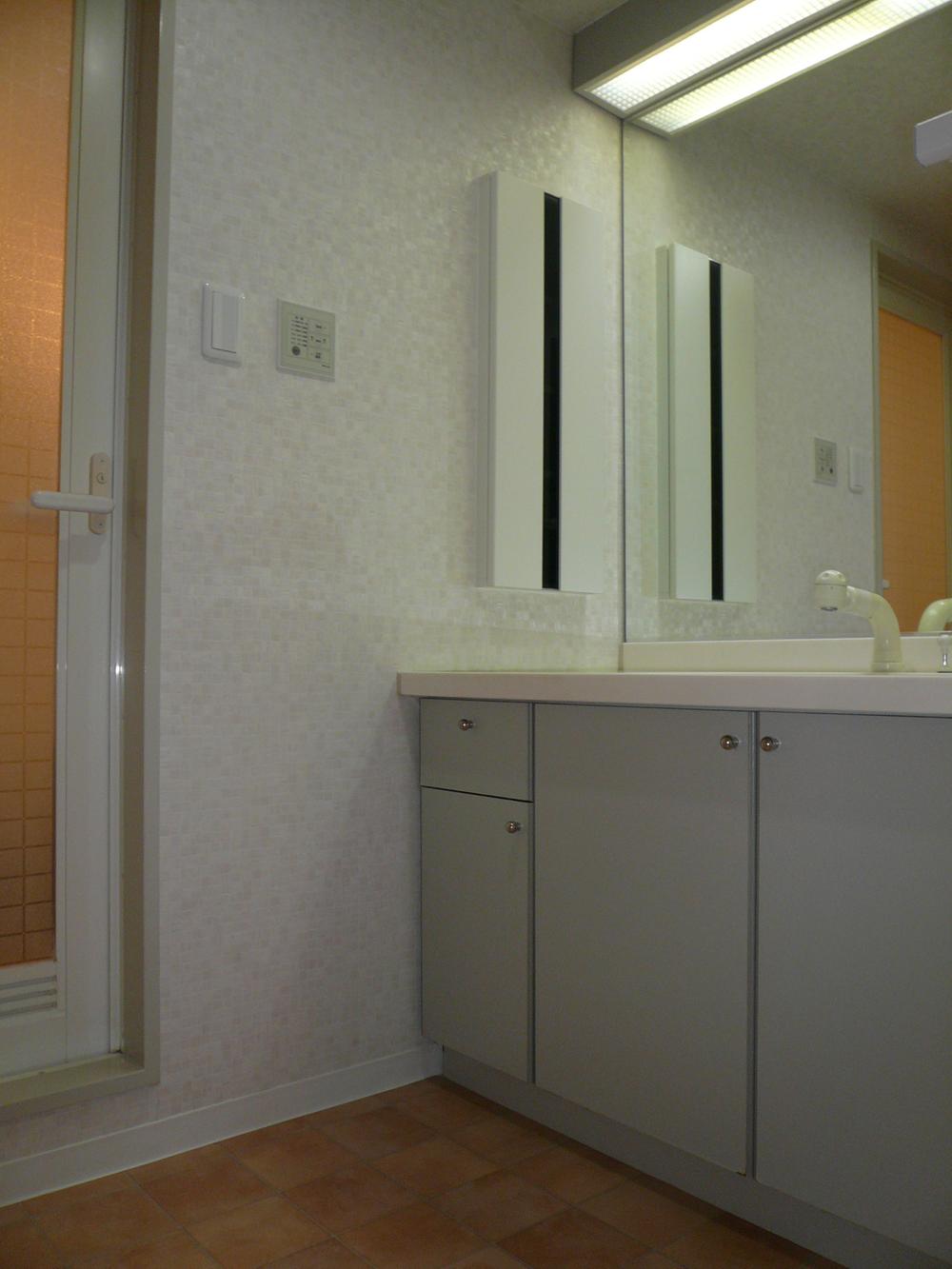 Wash basin, toilet. ※ Replacement in the mirror & storage BOX new.