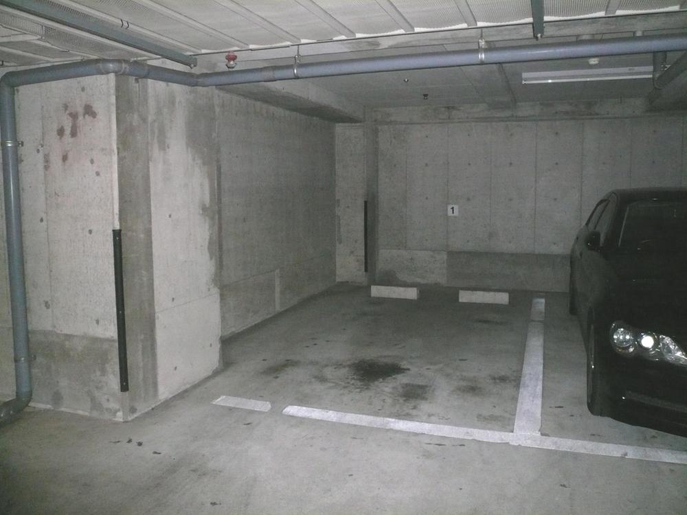 Parking lot. Sale underground parking. You can go without getting wet in the rain in the elevator to the room from the parking lot.