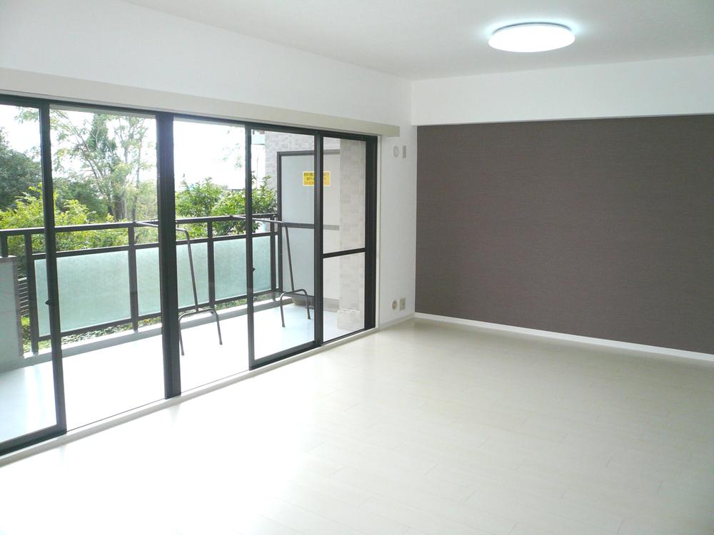 Living. Because there is no dwelling unit on the balcony south, It is living comfortably spend without line of sight such as care of the people ※ Flooring Zhang Kawasumi (Daiken made of wide type). ※ Accent cross construction to wall.