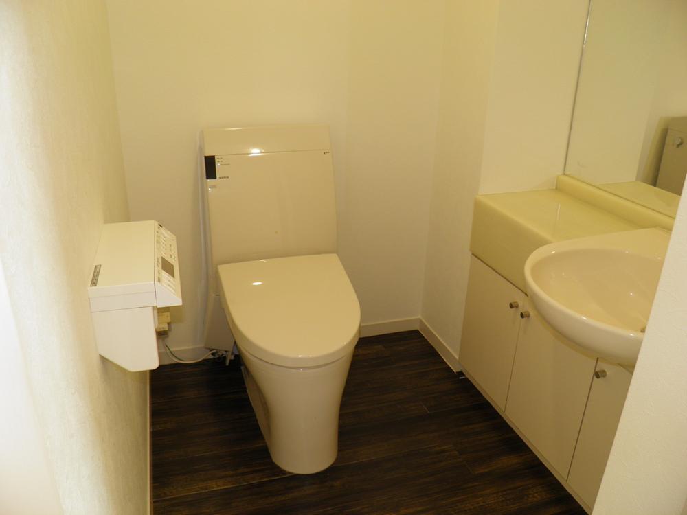 Toilet. Local (11 May 2013) Shooting
