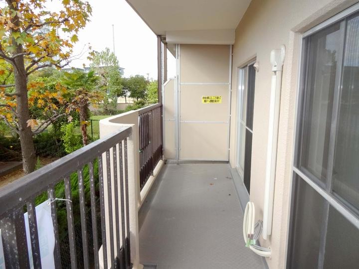 Balcony. Local (11 May 2013) Shooting It is a good laundry dries unlikely south-facing balcony that extends to fill two rooms