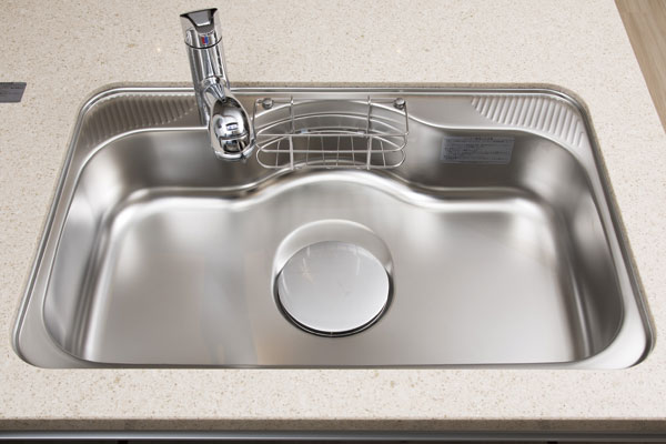 Kitchen.  [Wide type silent sink] Wide sink washable well as large pot easier. It is equipped with a damping material on the back side of the sink, It is silent type to suppress such as water splashing sound (same specifications)