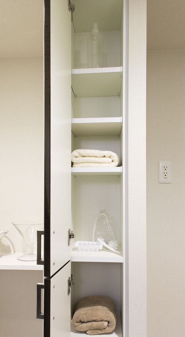 Receipt.  [Linen cabinet] Convenient linen cabinet has provided in the powder room for storage, such as towels (same specifications)