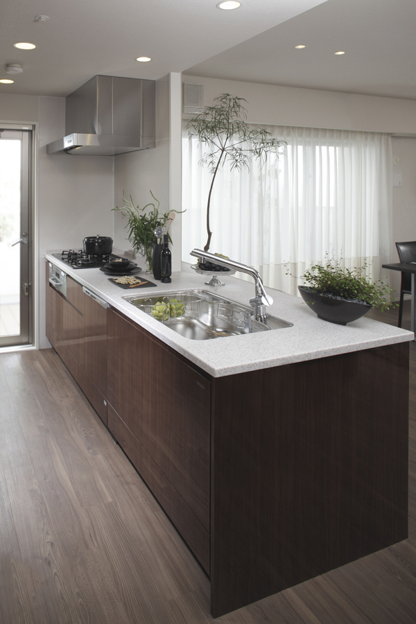 Kitchen.  [kitchen] Sense of unity with the living is high open-style kitchen (M type model room, Adoption menu plan)