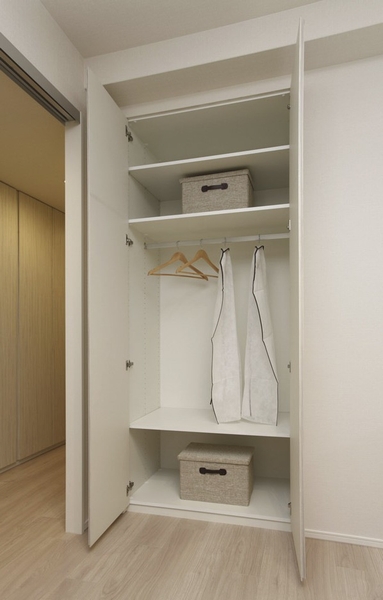 Incorporating <closet> hanger type to the system storage
