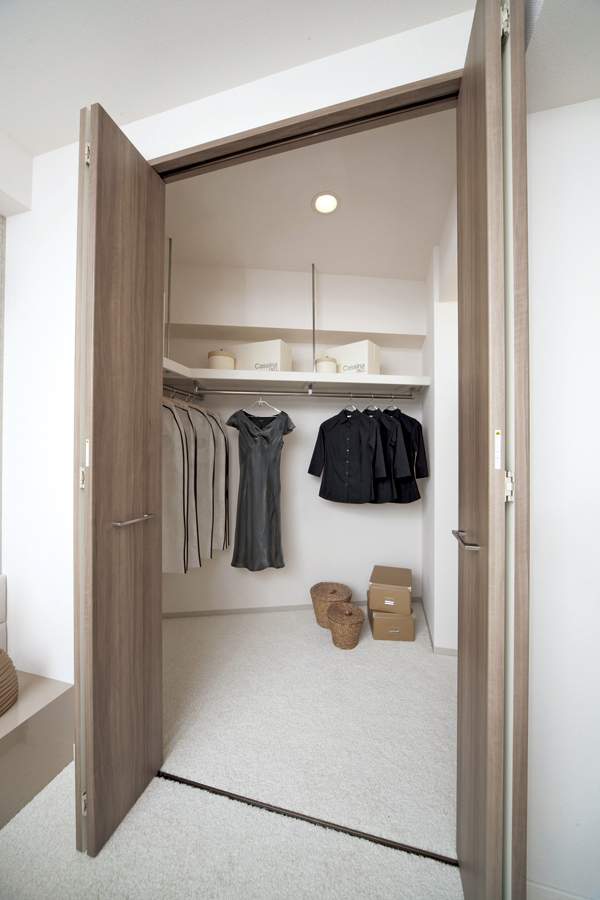 Receipt.  [Walk-in closet] Walk-in closet of a large capacity has been adopted to a wardrobe and a variety of life items can be plenty of organized ※ Except for some type (same specifications)