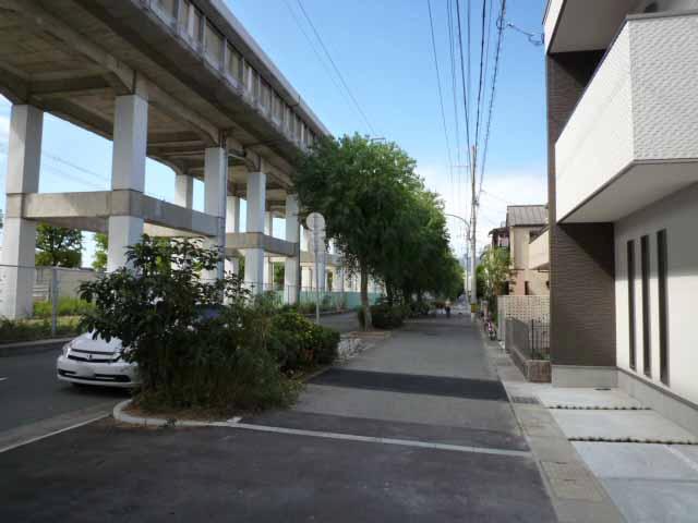 Local photos, including front road. It does not have a building on the south side