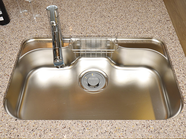 Kitchen.  [Quiet sink] It is easy to wash wide sink such as a large pot. It is silent type to reduce the sound of water splashing (same specifications)