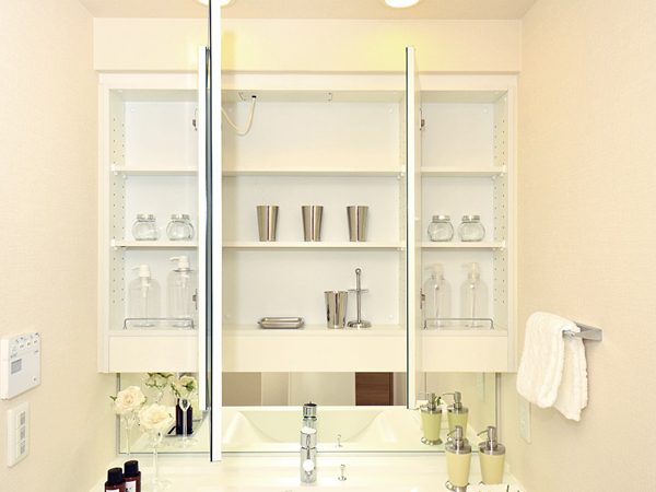 Bathing-wash room.  [Three-sided mirror back storage] And easy-to-read three-sided mirror in the bathroom vanity, Set up a convenient three-sided mirror back storage space for storage of hair care supplies and basin Accessories (same specifications)
