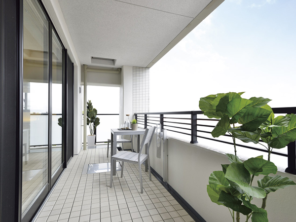 balcony ・ terrace ・ Private garden.  [balcony] Balcony there is also wide with a space at a garden table and chair set (building the model Room 504, Room)