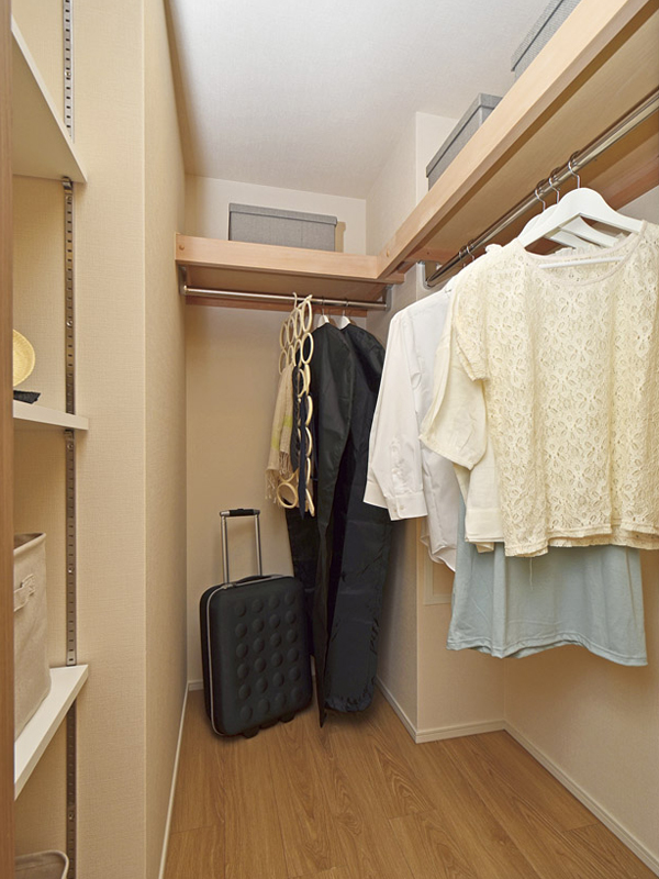 Receipt.  [Walk-in closet] Such as seasonal clothing can be plenty of storage, Set up a walk-in closet of a large capacity ( ※ A ・ Except C type. Same specifications)