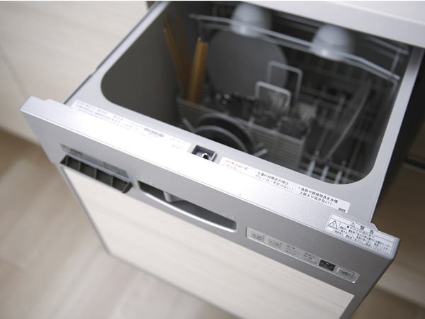 Kitchen.  [Dish washing and drying machine] Adopt a dish washing and drying machine, which is significantly reduce the amount of water used compared to hand washing. Washes the dishes in a sanitary manner (same specifications)