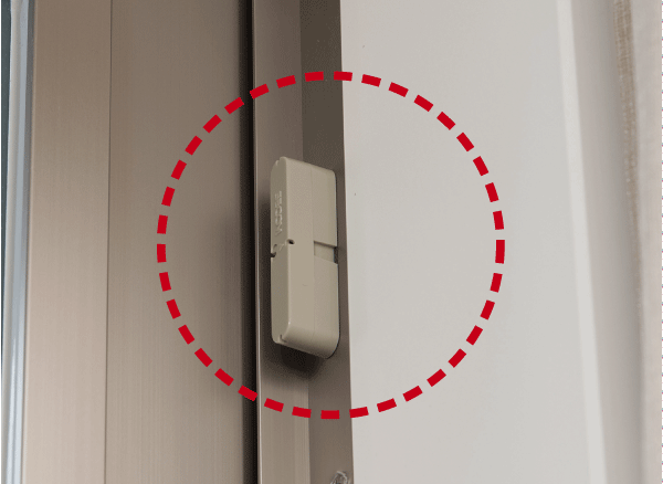Security.  [Opening and closing sensor] Entrance door of all dwelling units ・ Installation opening and closing sensor in the window (except for the FIX window). When it comes to a state where the window or the like is open at the time of the sensor set, An alarm sounds at the intercom base unit, Control room ・ This is a system that is automatically reported to the security company (same specifications)