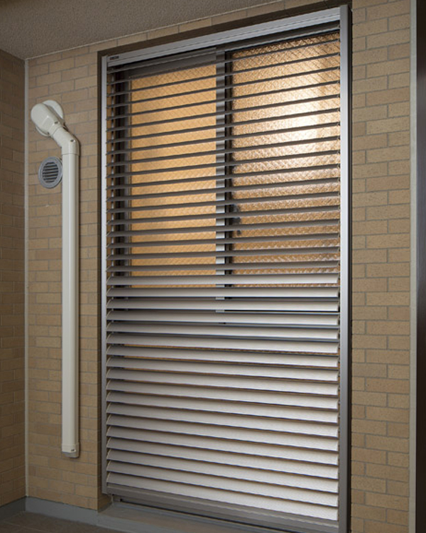 Security.  [Louver surface lattice] Window Ya facing the shared hallway, Bathroom window (D ・ E ・ F ・ To G type only), By adjusting the angle of the louver, While protecting the privacy adopted louver surface lattice that can ensure the lighting and ventilation (same specifications)