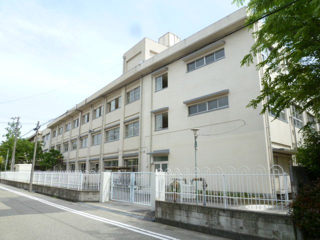Junior high school. 325m to Nishinomiya Municipal Kamikoshien junior high school (junior high school)
