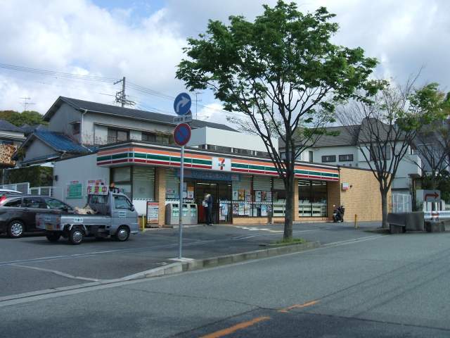 Convenience store. 433m to Seven-Eleven (convenience store)