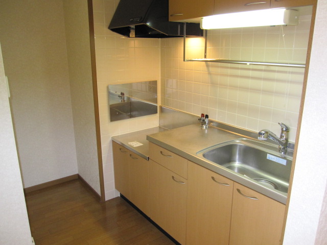 Kitchen. Easy also dishes in the sink stand spread ☆