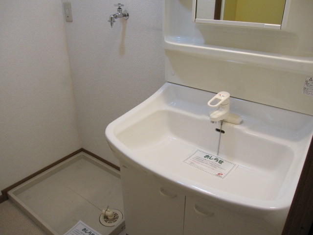 Washroom. Large independent wash basin ・ Washing machine in the room ◎