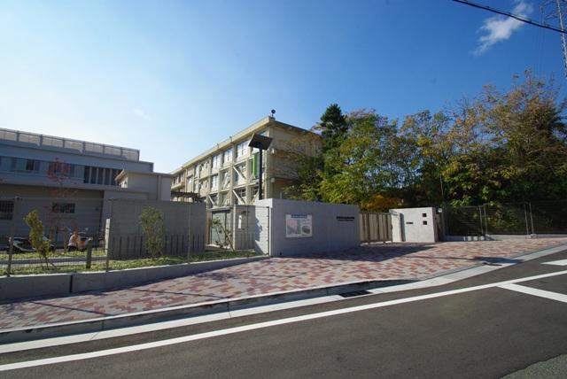 Primary school. It is the location of a 9-minute walk to the popular Shukugawa elementary school.
