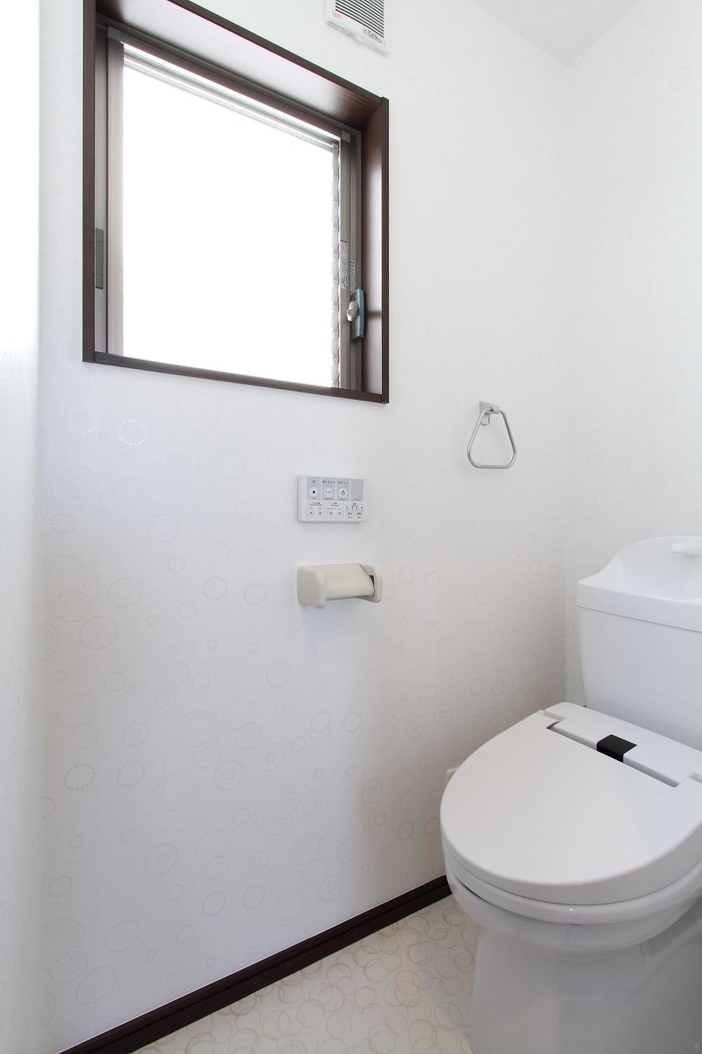 Building plan example (introspection photo). Toilet bathed in light from the window