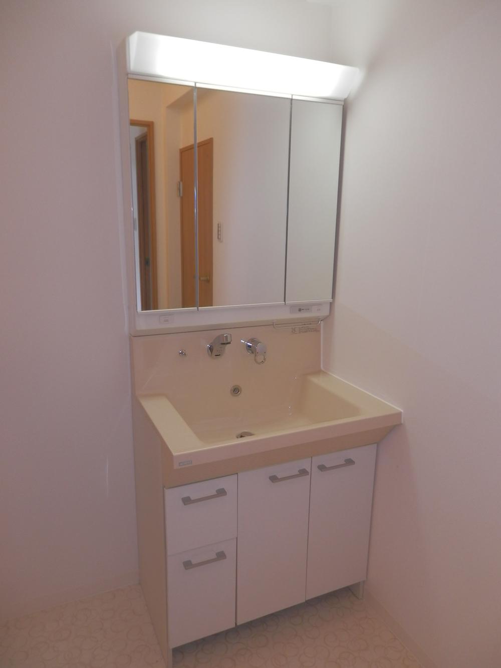 Wash basin, toilet. Local (10 May 2013) Shooting