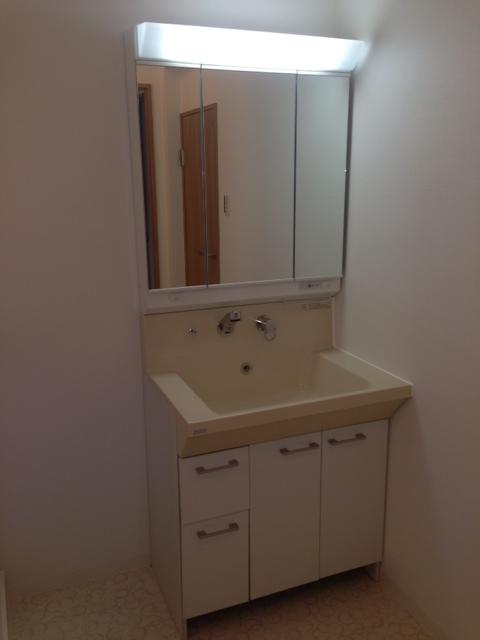 Wash basin, toilet. Wash basin