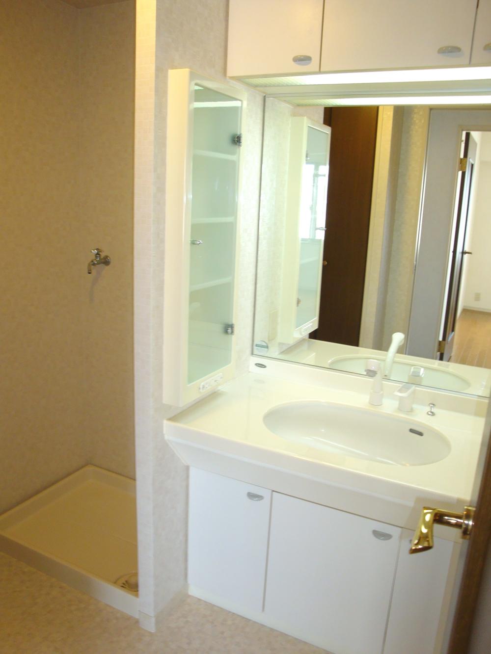 Wash basin, toilet. Indoor (10 May 2013) Shooting