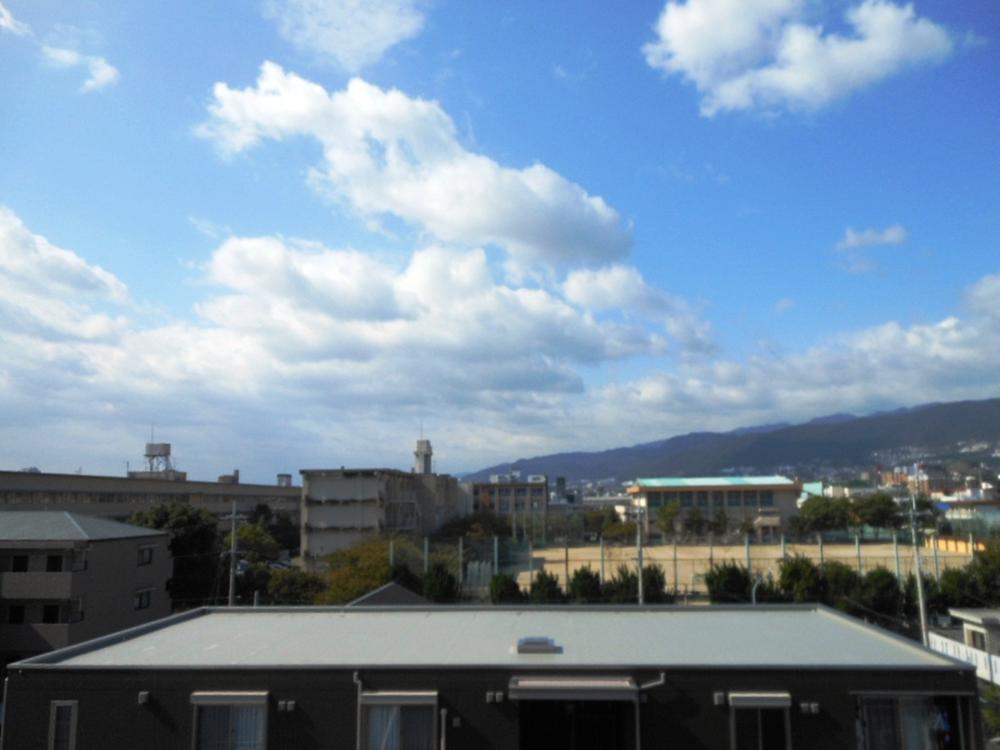View photos from the dwelling unit. West direction of the view from the dwelling unit (October 2013) Shooting