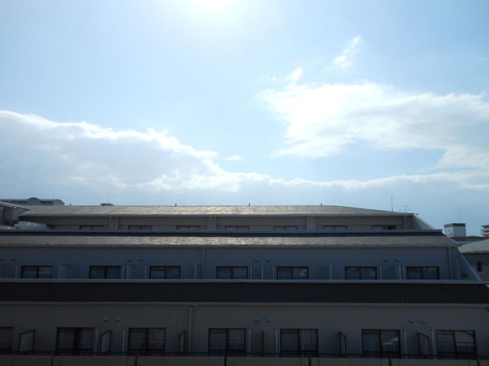 View photos from the dwelling unit. South direction of the view from the dwelling unit (October 2013) Shooting