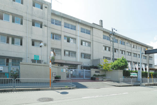 Surrounding environment. City Fukatsu Elementary School (3-minute walk ・ About 210m)