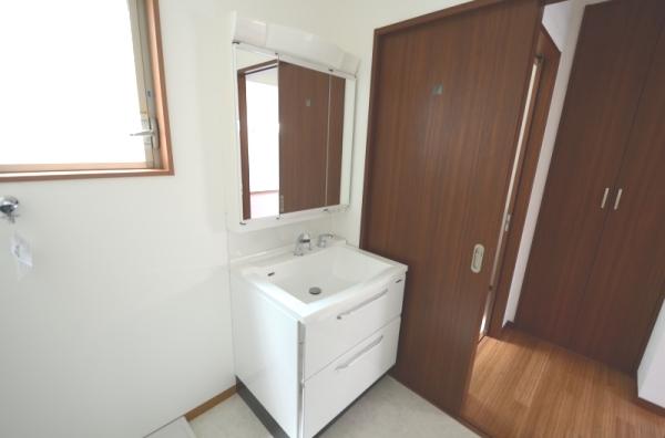 Wash basin, toilet
