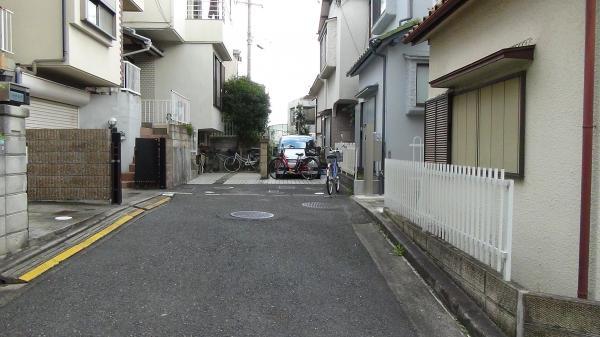Local photos, including front road. ■ Frontal road ■ Around the quiet residential area