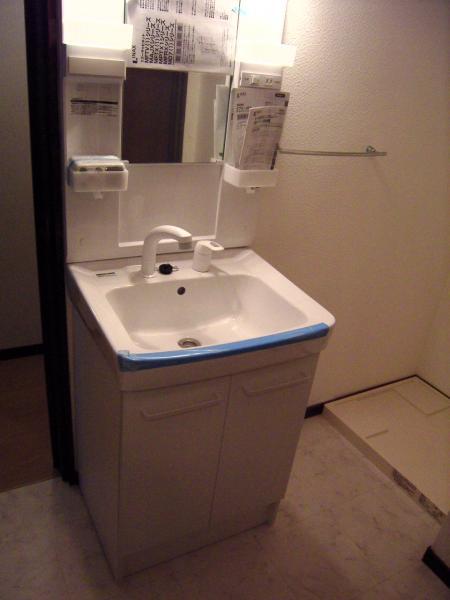 Wash basin, toilet.  ■ Washstand photo ■