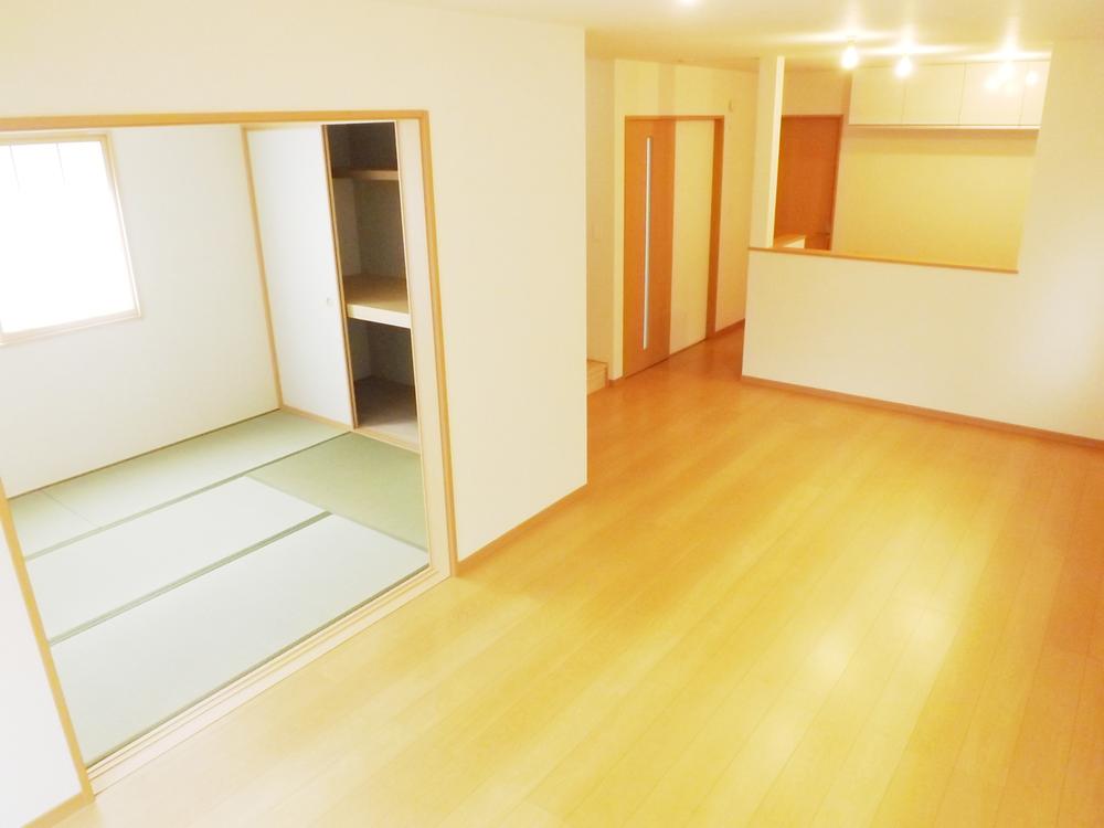 Same specifications photos (living). Same specifications photos (living) Unnecessary and easy care wax! 