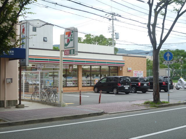 Convenience store. Seven-Eleven Nishinomiya Murokawa the town store (convenience store) up to 92m