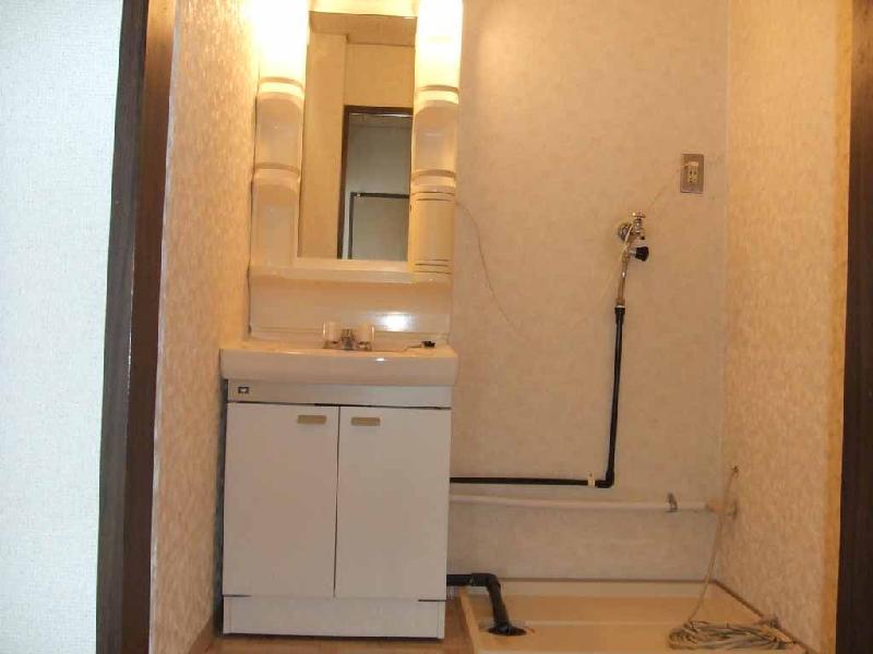 Living and room. Washroom