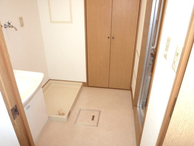 Washroom. Wash ・ Undressing space There is also a storage