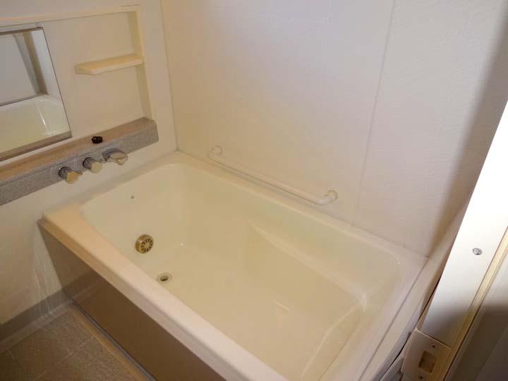 Bathroom. Indoor (12 May 2013) Shooting There is a window in the bath and spacious!