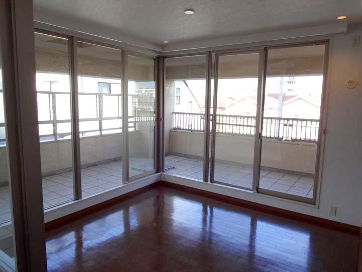Living. Indoor (12 May 2013) Shooting LDK about 15 pledge is different airy with large windows full