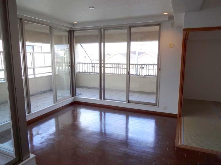 Living. Indoor (12 May 2013) Shooting But is the northwest corner room, It is very bright room