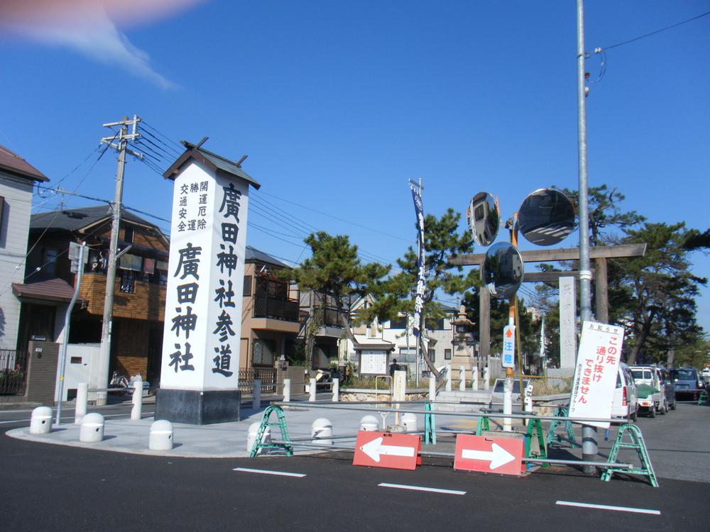 Streets around. 300m to Hirota Shrine approach