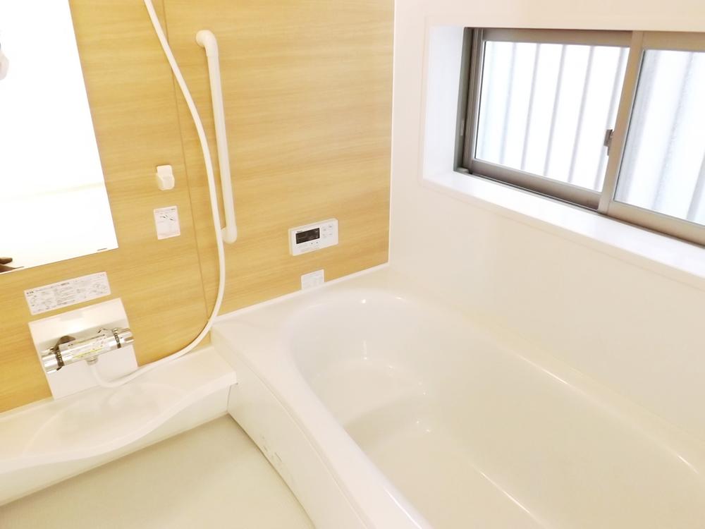 Same specifications photo (bathroom). Same specifications photo (bathroom) Large tub feet can stretch!