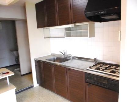 Kitchen. Water around the wash room, Laundry room