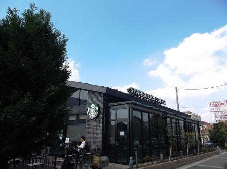 Streets around. It looks good in front of the station 1100m like to Starbucks coffee, This store can also drive-through
