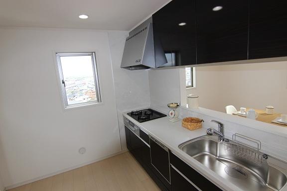 Kitchen. ◆ Kitchen (9 Building) ◆ Shower Faucets Ya that water purifiers were internal organs at the tip of the faucet, Large pot also sink of spacious size washable in the room, such as, Easy-to-use is a good kitchen!